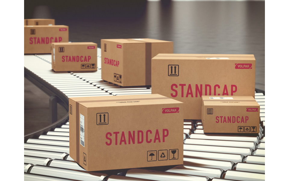 STANDCAP shipping boxes on conveyor belt